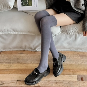 Chaussettes montantes grises minimalistes avec mocassins plateforme en cuir verni noir