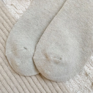 Vue macro détaillée de la pointe en tricot sans couture sur des chaussettes en laine