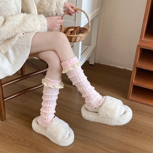 Jambières tricotées roses avec dentelle beige délicate et jolis nœuds en ruban