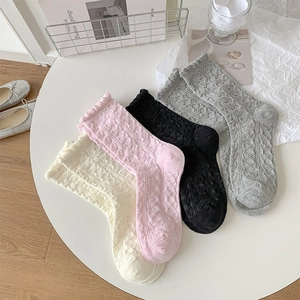 Flachbild von süßen japanischen Baumwollsocken mit Rüschenrand und Blumenmuster in 4 Farben