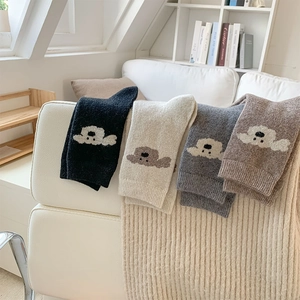 Pack de quatre chaussettes en laine tricotées avec broderies de chiots mignons