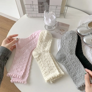 Detailansicht süßer japanischer Spitzensocken mit Herzmuster und gewellten Rüschenbündchen
