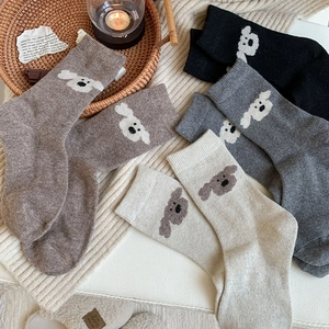 Détails de la maille des chaussettes en laine avec broderie mignonne de chien teddy 3D