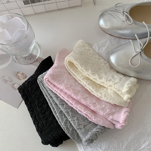 Nahaufnahme der Jacquard-Struktur und Rüschenkante bei japanischen Söckchen
