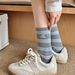 Mid-calf cotton socks with blue and grey stripes and Rty embroidery for a preppy look