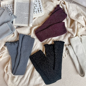 Détail de jambières en maille côtelée multicolores avec d'élégants bords à volants doux