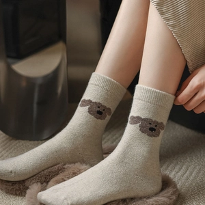 Chaussettes douces en laine avec motif chiot mignon sur tricot couleur avoine
