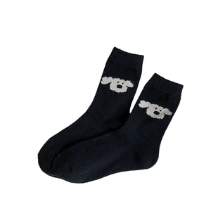 Broderie chiot mignon sur chaussettes en laine noire épaisses pour chaleur et confort d'hiver