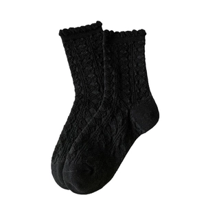 Japanische schwarze Spitzensocken mit Vintage Reliefmuster und gerüschten Bündchen