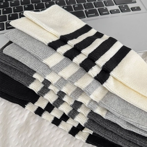 Primo piano di calze a maglia a righe in colori neutri con texture a costine fini