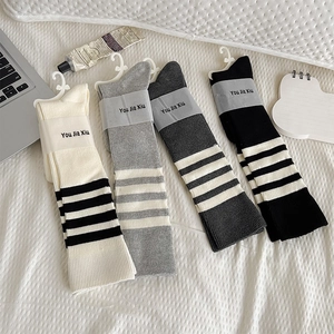 Set di quattro paia di calze in cotone a righe nei colori beige, grigio e nero stile college