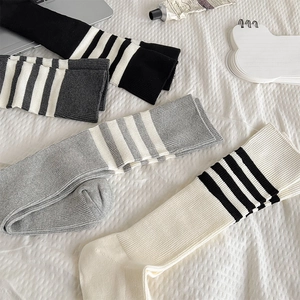 Dettagli di calze alte a righe in stile preppy con trama a maglia a coste premium