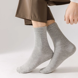 Classic grey cotton crew socks for men with ribbed cuffs in a business casual style