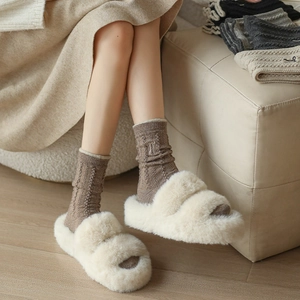 Pantoufles en peluche crème avec chaussettes en laine marron à broderie nœud doux