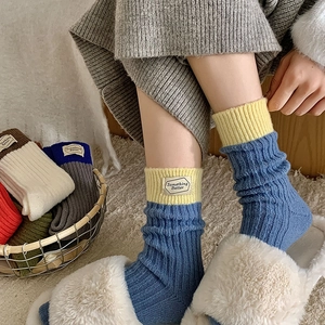 Détails de la maille et étiquette Something Better sur des chaussettes en laine épaisses