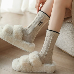 Chaussettes mi-mollet en tricot beige torsadé avec broderie nœud et pantoufles en peluche