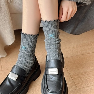 Thick wool socks in dark grey featuring blue bow embroidery and ruffled cuffs