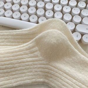 Gros plan de chaussettes thermiques en laine blanc crème avec maille côtelée