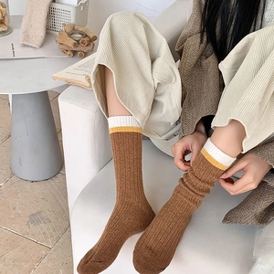 Chaussettes japonaises en laine marron avec bords rayés pour un look cosy d'hiver