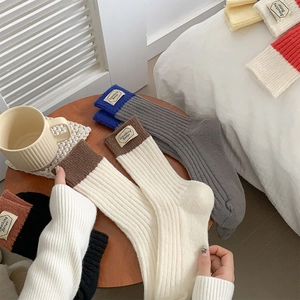 Gros plan sur des chaussettes en maille avec étiquette Something Better et texture côtelée
