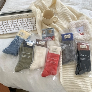 Détail de chaussettes en laine mélangée six couleurs avec étiquettes et emballage individuel