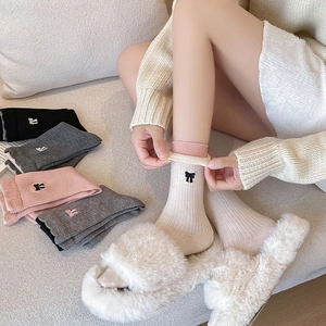 Détails de broderie nœud sur chaussettes en laine épaisses et chaudes pour l'hiver