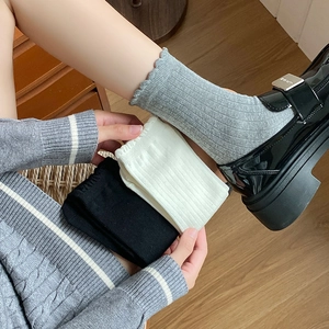 Chaussettes mi-mollet en maille avec bord à volants et rayures en gris, blanc et noir