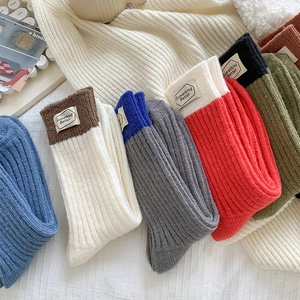 Détails de chaussettes épaisses en laine colorée avec étiquette en tissu 'Something Better'