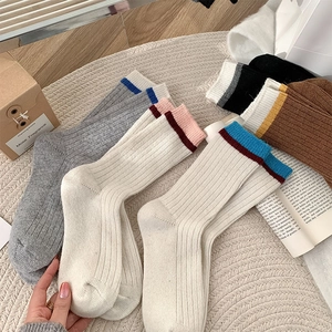Détails de chaussettes en laine tricotées montrant la texture et les rayures