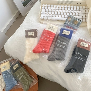 Détails de chaussettes en maille de laine colorée avec des étiquettes tissées