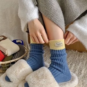 Chaussettes épaisses en laine bleue avec bord jaune et étiquette pour l'hiver
