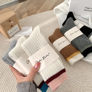Assortiment de chaussettes d'hiver en laine avec rayures verticales et bords contrastés