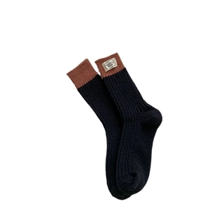 Chaussettes minimalistes en laine côtelée noir et beige avec étiquette tissée