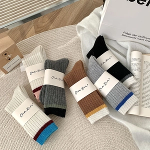 Gros plan de chaussettes en laine côtelées colorées avec rayures contrastées sur les bords