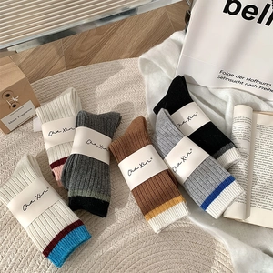 Détails de chaussettes en laine côtelées de couleurs variées avec rayures contrastées