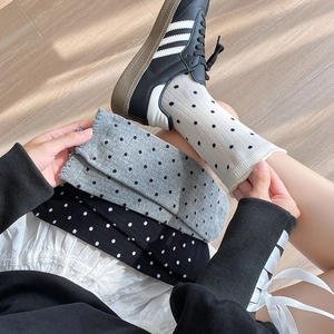 Détail de chaussettes en maille à pois avec bords à volants, lot de trois couleurs