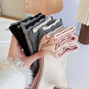 Détail d'un lot de quatre chaussettes en maille avec bords festonnés et côtes fines