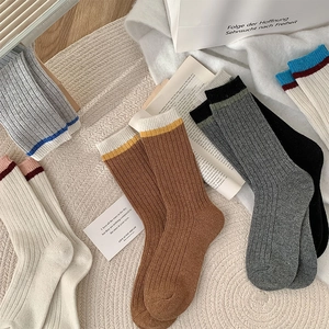 Détail de chaussettes en laine tricotées bicolores avec texture à côtes verticales