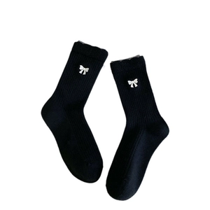 Chaussettes noires en laine style japonais avec nœuds blancs et bordure ondulée