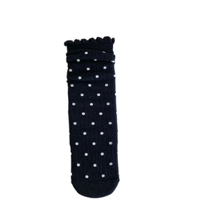 Chaussettes en coton noir à pois avec bordure à volants et texture côtelée pour filles