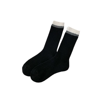 Chaussettes en laine style japonais avec rayures grises sur texture tricotée côtelée noire