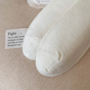 Gros plan de la couture fine et de la maille des chaussettes en coton beige femme