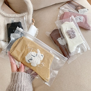 Détail de cinq paires de chaussettes mi-mollet colorées avec broderie animale 3D en sacs