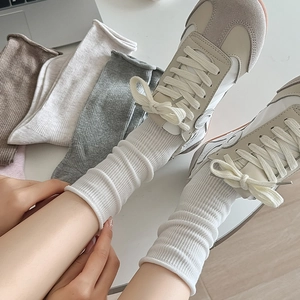 Texture de maille détaillée des chaussettes en coton avec bord roulé en tons de terre variés