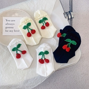 Détail de chaussettes à bord volanté avec cerises et feuilles en crochet 3D faites main
