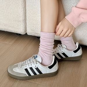 Chaussettes plissées roses à côtes pour femmes avec baskets pour un look décontracté