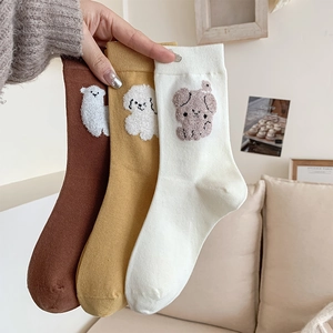 Détail de trois paires de chaussettes japonaises mi-hautes avec broderie chiot en 3D