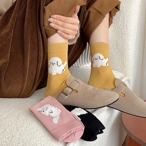 Détail de la broderie chiot en relief sur chaussettes en coton aux tons chauds d'automne