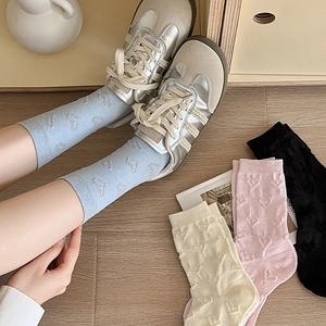 Detail of cotton crew socks featuring 3D heart jacquard texture and ribbed cuffs for women