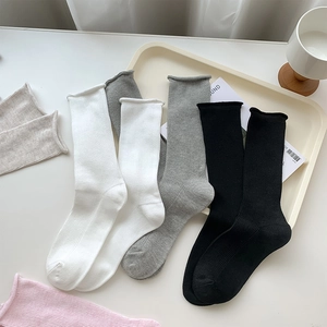 Détail de chaussettes en coton mélangé multicolores avec bordure roulée naturelle